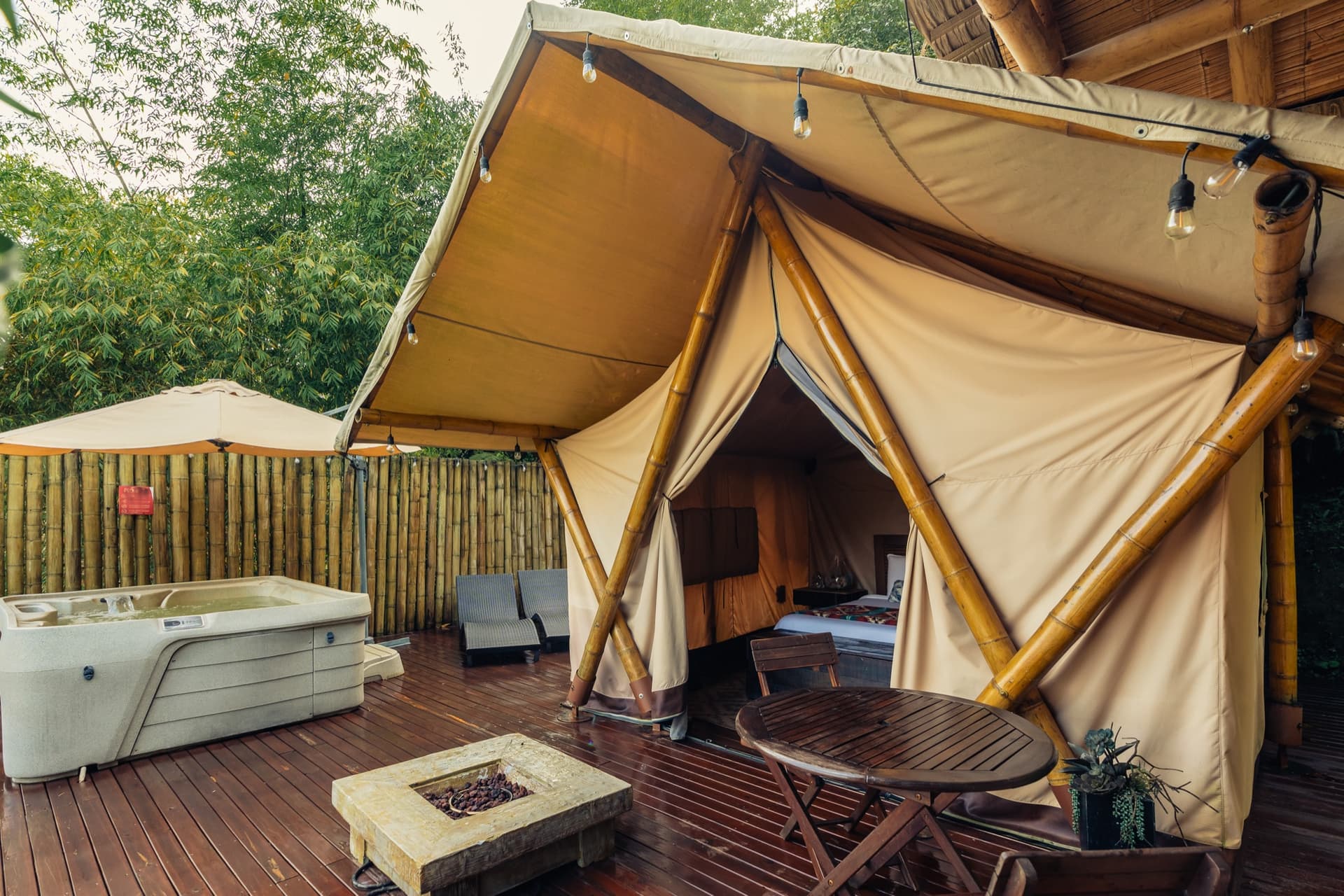 Glamping en Antioquia y Guatapé: qué es, cómo elegir y dónde vivirlo frente al embalse